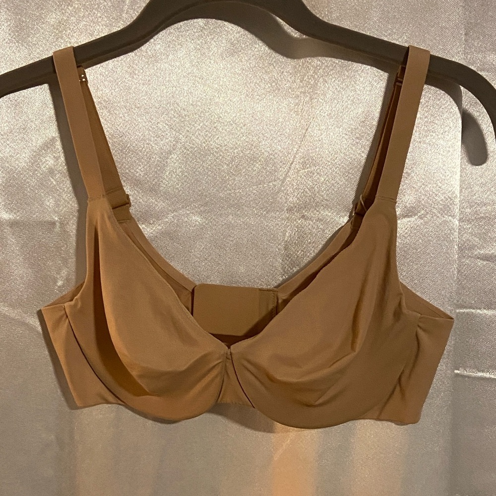 SKIMS Smoothing Intimates Full Coverage Bra in color Clay